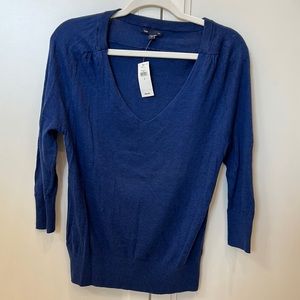 NWT Gap lightweight sweater.  Vneck. Size small. Gorgeous blue